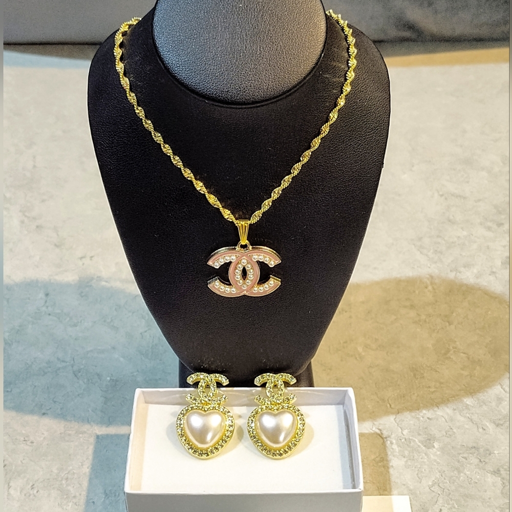 CHANEL CC GOLD-PLATED PENDANT ON NECKLACE & CHANEL CC HEART EARRINGS FAUX PEARLS - Picture 4 of 16